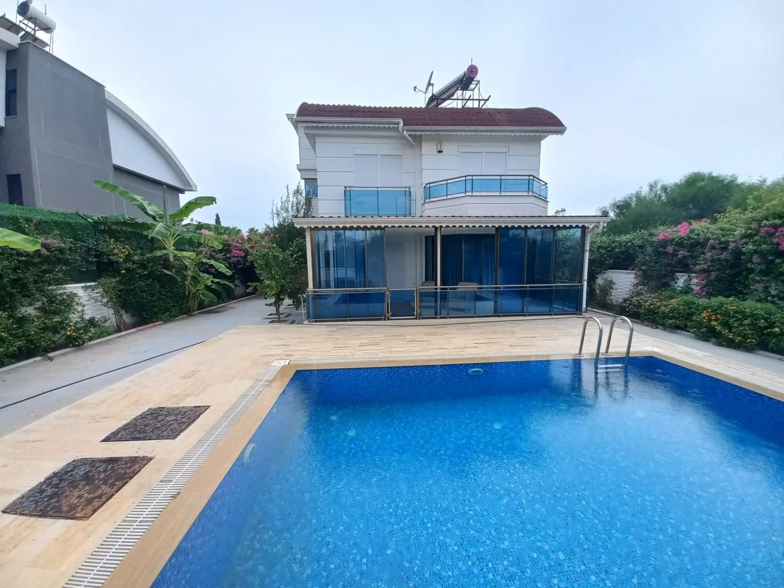 Swimming pool